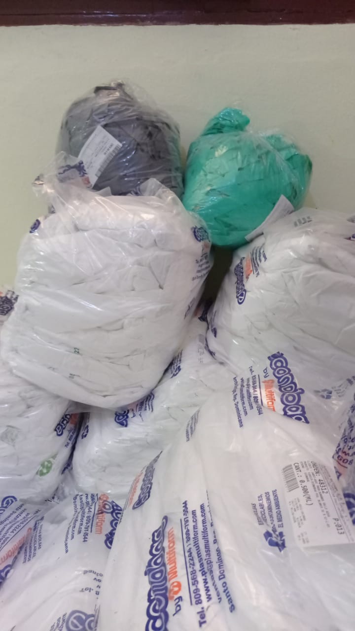 Conjunto de insumos agrícolas para banano y otros cultivos.